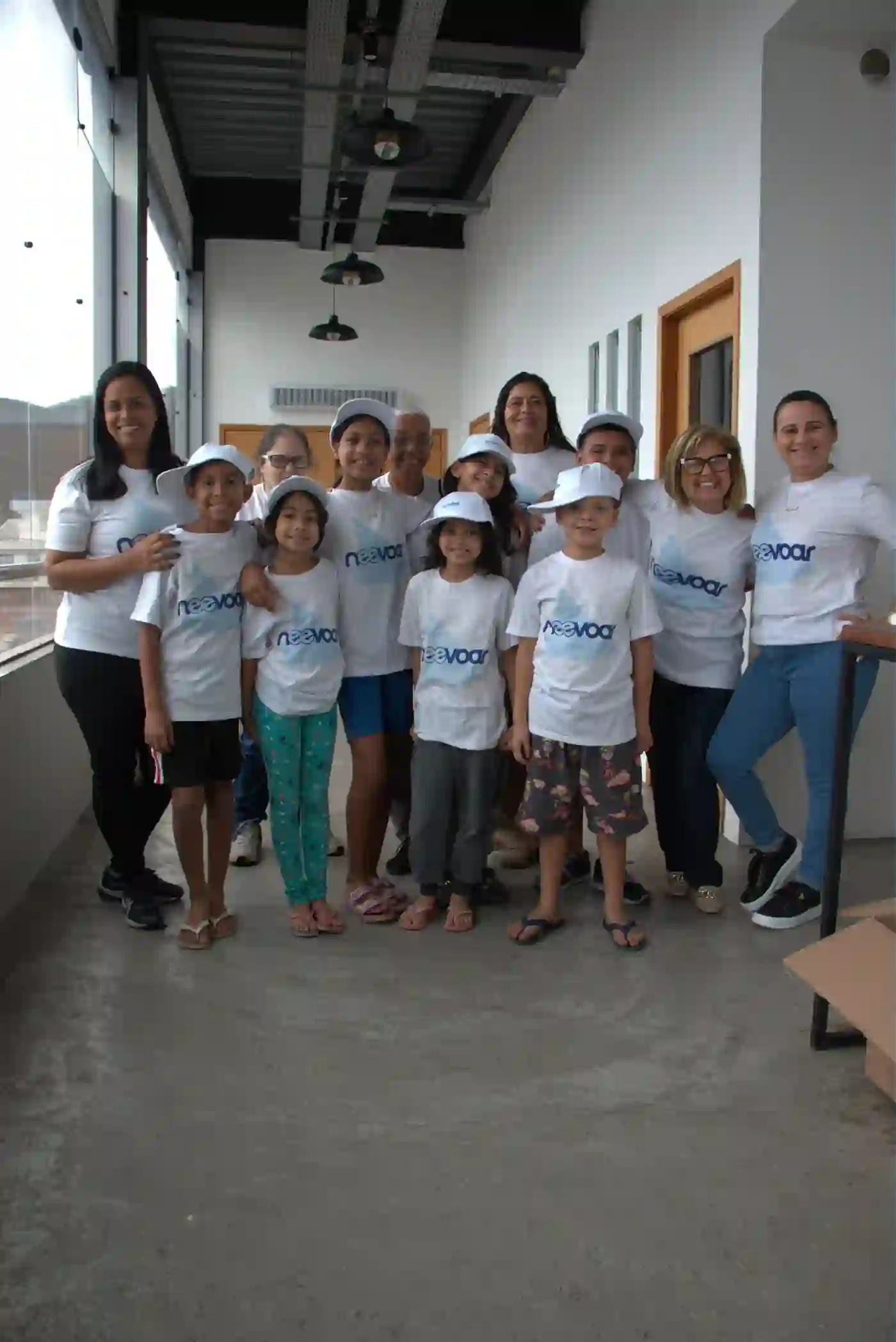 Grupo de crianças e voluntários do Instituto Neevoar reunidos em evento