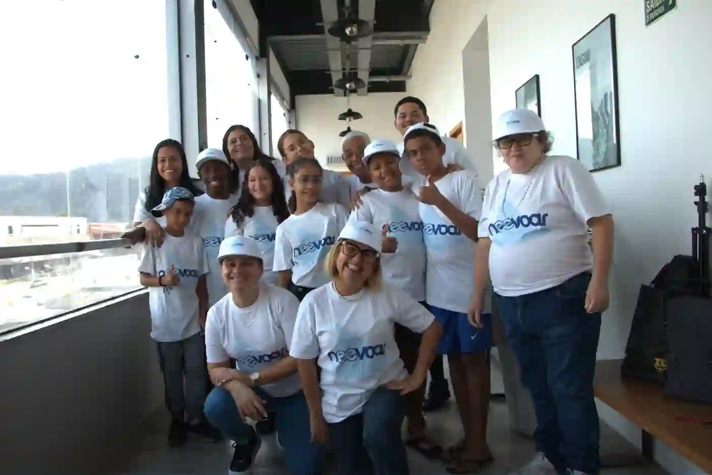 Grupo de crianças e voluntários do Instituto Neevoar reunidos em evento