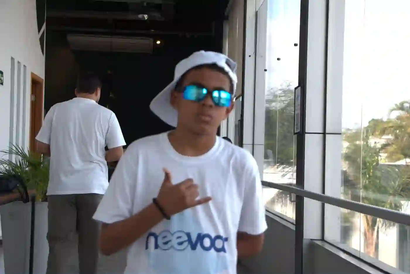Jovem do Instituto Neevoar sorrindo em evento